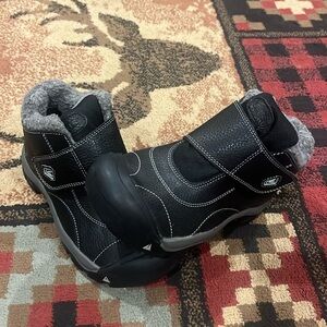 Womens brand new without tags Keen waterproof fleece lined ankle boot